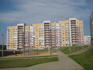 Современный красивый фасад десятиэтажного дома